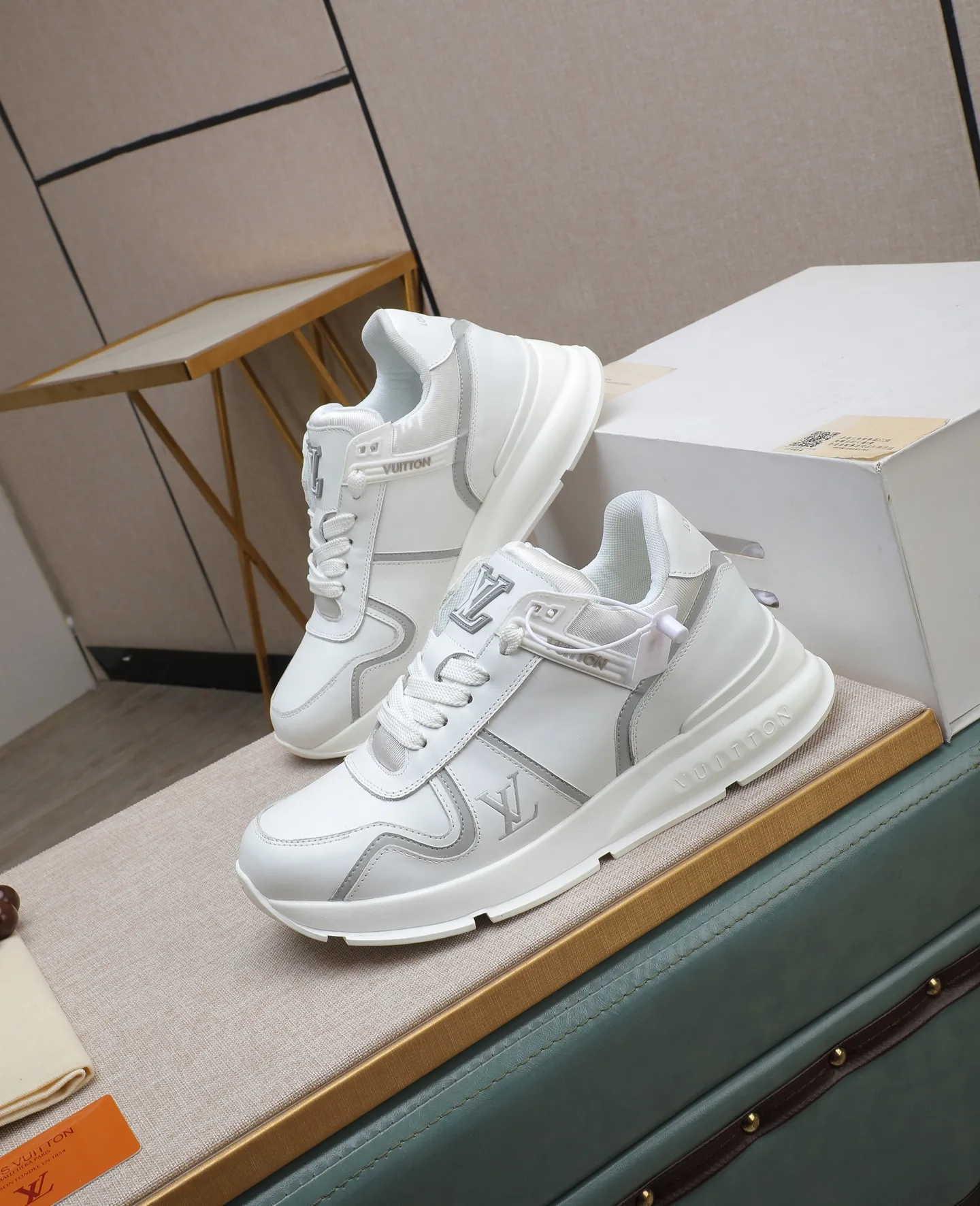 Men's shoes 💰600 📛📛【LOUIS VUITTON】New products synchronized on the official website 👟Milan fashion show style 🇰🇾🇰🇾LV family logo, celebrity style, a must-have for fashionistas ⚠️First-layer calfskin ➕Genuine leather lining ➕Official website original version special outsole 👞Number 38-44